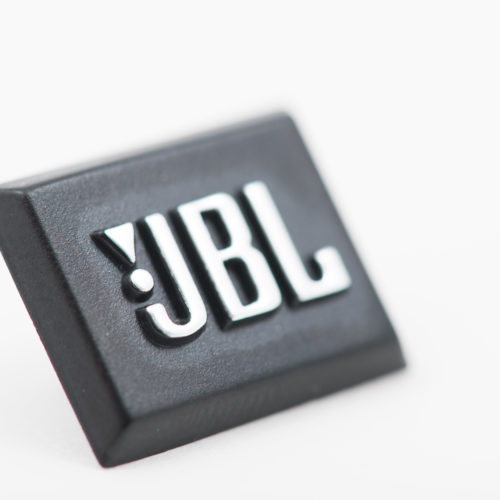 Logos, emblèmes et monogrammes en relief - badge JBL